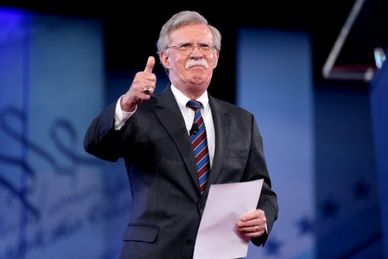 Ex-conselheiro de Segurança Nacional de Trump é indiciado