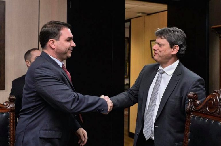 Imagem de Tarcísio continua melhor do que a de Flávio, aponta pesquisa