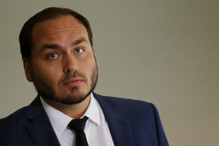 "Não devemos comemorar migalhas ditatoriais", diz Carluxo