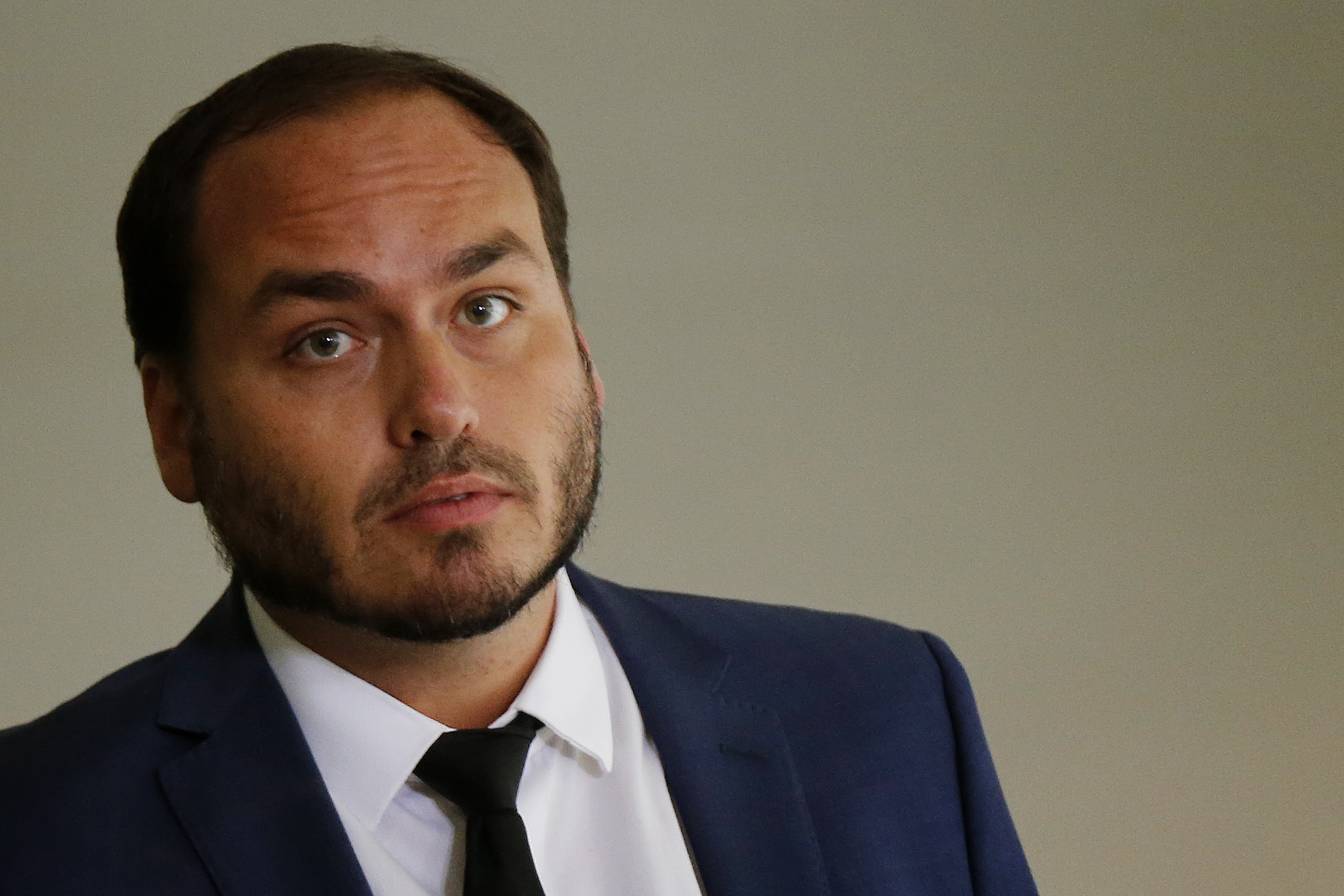 "Não devemos comemorar migalhas ditatoriais", diz Carluxo