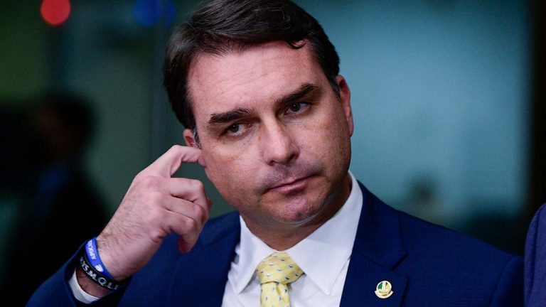 Wassef, hambúrguer e pedido de fuga: a "festa" de pós-derrota de Flávio Bolsonaro
