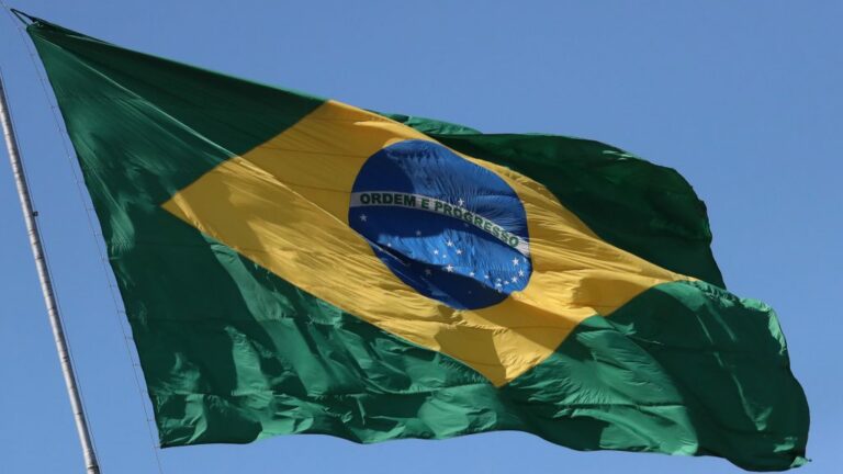 Por que o Brasil cresce menos do que pode?