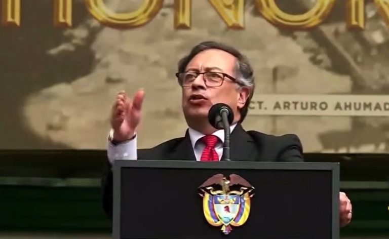 "Nem um passo para trás", diz Petro após sanções dos EUA