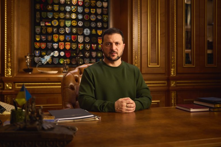 Zelensky publica decreto autorizando desfile em Moscou