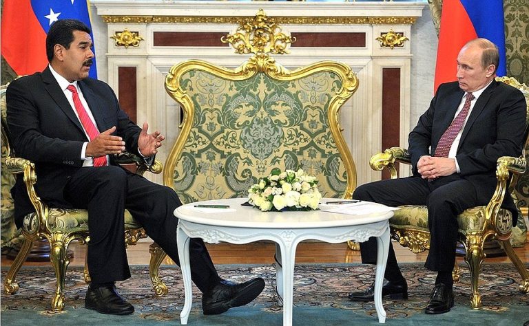 Putin reafirma "apoio às políticas" de Maduro