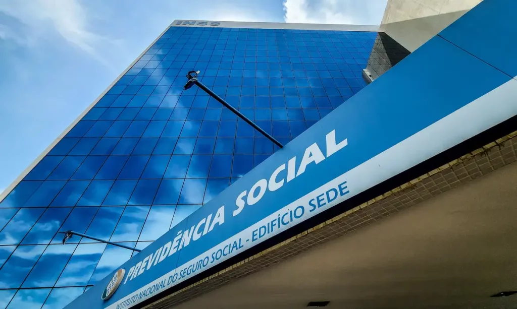 Aposentados recebem reembolso de descontos irregulares do INSS a partir desta segunda