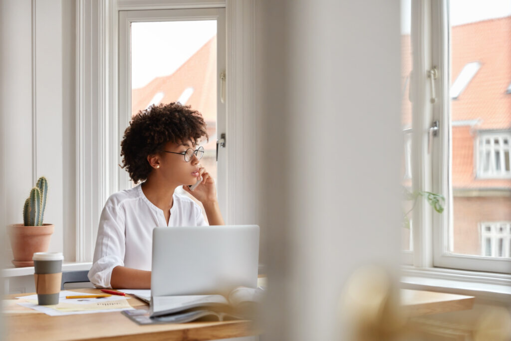 Cursos que trabalham em home office: os melhores para fazer em 2025