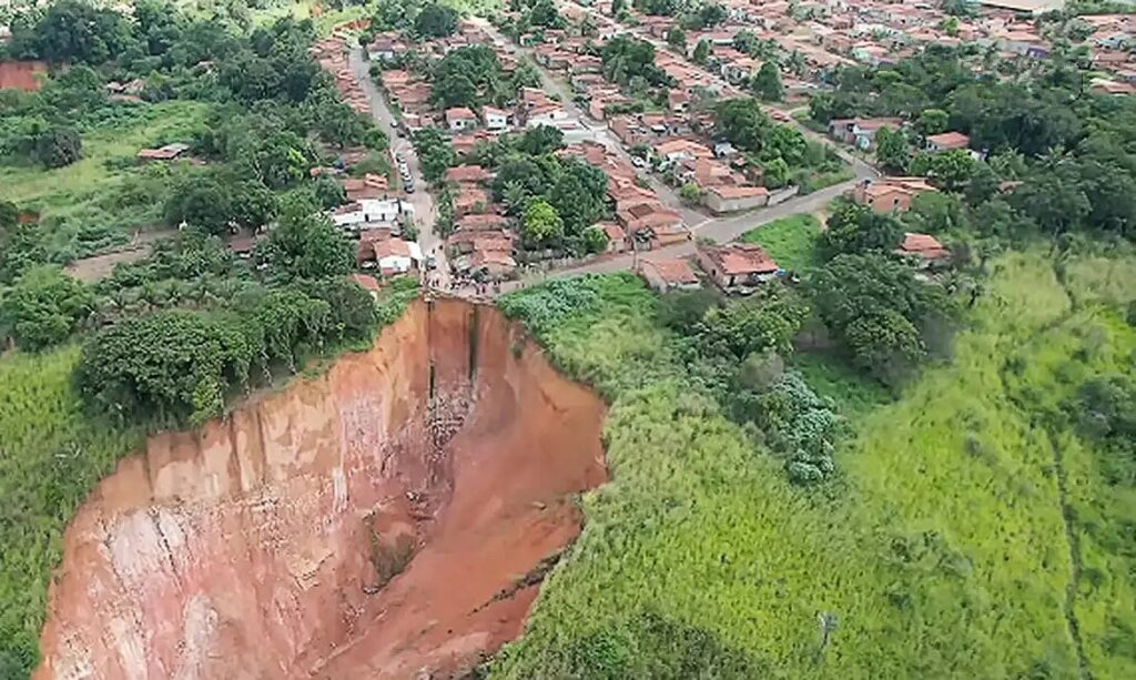 A cidade brasileira que vive com medo de ser engolida por uma cratera