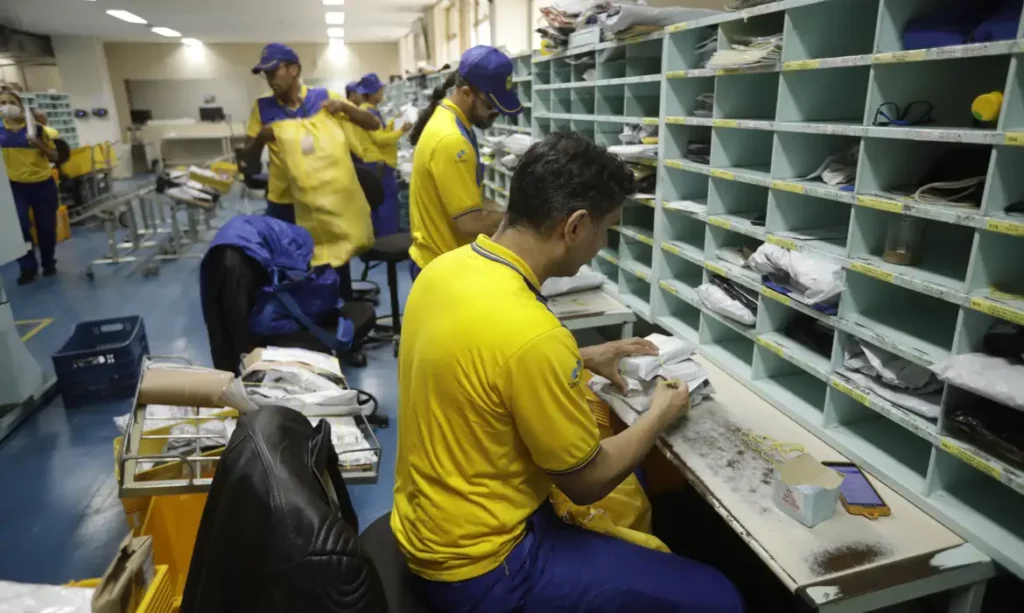 Aposentados prejudicados por fraudes no INSS agora podem buscar ajuda nas agências dos Correios