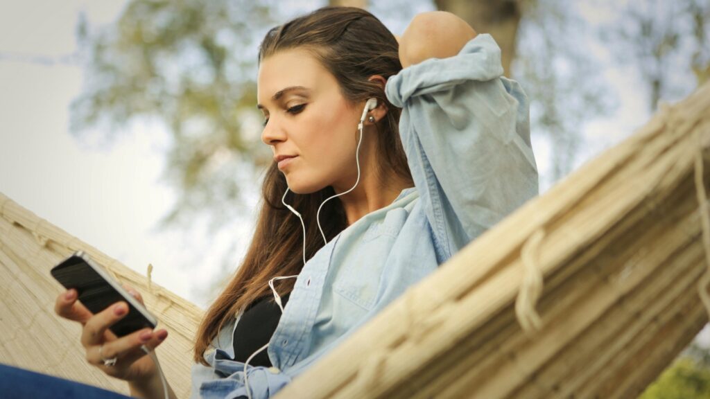 Ouvir música pode mudar seu cérebro: Saiba como isso acontece