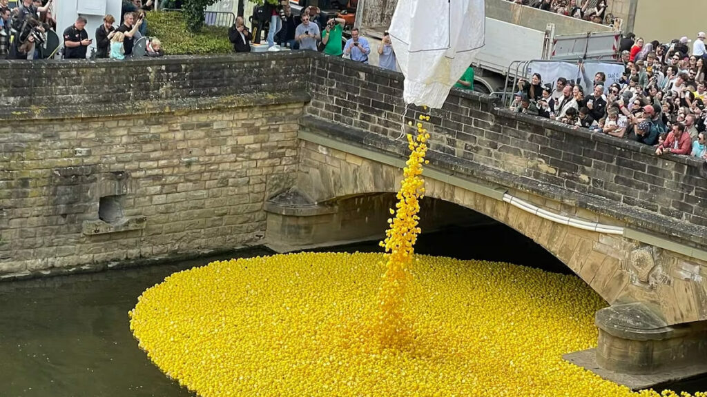 O país que jogou 20 mil patos de borracha em um rio