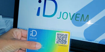 Em 2025, o ID Jovem permanece um instrumento crucial de inclusão social para jovens brasileiros entre 15 e 29 anos. Ele concede acesso a viagens interestaduais gratuitas ou com desconto e meia-entrada em eventos culturais e esportivos. A inscrição é fácil e pode ser feita online, ampliando as oportunidades para aqueles de famílias de baixa renda. Para acessar o ID Jovem, é necessário atender a critérios socioeconômicos rígidos. O jovem deve estar inscrito no Cadastro Único para Programas Sociais (CadÚnico) e a renda familiar não deve exceder dois salários mínimos. Isso garante que o auxílio se destine a quem realmente necessita, promovendo mobilidade e acesso cultural. Quais são os Benefícios do ID Jovem? Os benefícios do ID Jovem são expressivos. Ele reserva duas vagas gratuitas por veículo para viagens interestaduais. Se essas vagas estiverem ocupadas, o jovem tem direito a um desconto de 50% em outras passagens. Além disso, garante meia-entrada em cinemas, teatros e eventos esportivos, ampliando o acesso dos jovens a atividades culturais. O programa incentiva a formação profissional por meio de isenção de taxas em concursos públicos e vestibulares, além de descontos em cursos qualificados. Essa variedade de vantagens confirma a importância do ID Jovem para a inclusão social no Brasil. Como se Cadastrar no ID Jovem Para se cadastrar no ID Jovem, siga estes passos simples: Acesse o site oficial ou baixe o aplicativo ID Jovem 2.0 em seu smartphone. Forneça informações como nome completo e Número de Identificação Social (NIS). Certifique-se de que seus dados estejam atualizados no CadÚnico. A inscrição é rápida. Manter o cadastro atualizado a cada dois anos é crucial para assegurar a continuidade dos benefícios. Regras para 2025: O que Deve Ser Feito? Para 2025, é essencial que os dados no CadÚnico estejam atualizados para evitar problemas no acesso aos benefícios. Caso ocorram inconsistências ou mudanças na composição familiar, é importante buscar o Centro de Referência de Assistência Social (CRAS) mais próximo para corrigir qualquer incorreção. A permanência do ID Jovem como uma ferramenta vital para a inclusão social e cidadania entre a juventude brasileira depende da atualização contínua e correta dos dados no CadÚnico. Isso garante que jovens de baixa renda continuem tendo acesso pleno às oportunidades oferecidas pelo programa. Em resumo, o programa ID Jovem em 2025 continua a desempenhar um papel essencial na inclusão de jovens na vida cultural e mobilidade. Para mais detalhes, mantenha seus dados no CadÚnico sempre em dia e consulte regularmente o aplicativo ou site oficial para garantir que os benefícios sejam plenamente aproveitados.