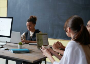 10 cursos técnicos que garantem emprego em até 1 ano