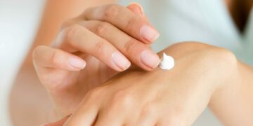 Hidratante eleito o melhor do mundo: saiba qual é A solução, de acordo com especialistas, pode estar no Neutrogena Hydro Boost Aqua Gel, elogiado por sua eficácia na hidratação. O diferencial do Neutrogena Hydro Boost está em seu uso do ácido hialurônico e glicerina. Ambos ingredientes são reconhecidos por reter grandes quantidades de água na pele, ajudando a mantê-la firme e hidratada. A formulação deste produto é altamente eficaz, oferecendo até 48 horas de hidratação, segundo o fabricante. Importância do hidratante certo Uma pele seca precisa de hidratação adequada para restaurar sua barreira protetora natural. Escolher um creme que consiga manter a umidade é vital . Isso não apenas previne a coceira e aspereza, mas também ajuda a evitar rachaduras. Testar diferentes produtos é recomendado para encontrar o melhor para suas necessidades. Como o Hydro Boost se compara a outras marcas? Enquanto o Hydro Boost lidera as preferências, hidratantes de outras marcas como Nivea e CeraVe também são populares. O creme da Nivea é elogiado por sua acessibilidade e fórmula rica, enquanto o CeraVe é conhecido pelo bom custo-benefício e a presença de ceramidas em sua composição. Consumidores devem considerar as necessidades específicas de sua pele ao escolher um hidratante. Ingredientes como ceramidas e ácidos graxos são vantajosos para peles secas, devido à sua eficácia comprovada em manter a pele hidratada. Assim, testar diferentes opções para ver qual se adapta melhor é um bom caminho.