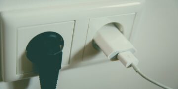 - Deixar o carregador na tomada pode causar um problema sério