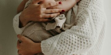 Programa oferece suporte financeiro a mães solo com crianças pequenas
