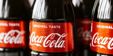 - Coca-Cola suspende produção após suspeita de contaminação