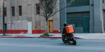 - Concorrente do iFood oferece R$ 250 por dia para entregadores