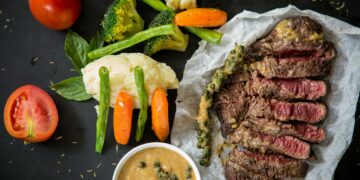 Recentemente, pesquisadores da Weill Cornell Medicine, nos Estados Unidos, divulgaram um estudo significativo sobre a relação entre o ácido linoleico e o câncer de mama triplo negativo. O ácido linoleico é predominante em óleos vegetais como o de soja e cártamo, amplamente utilizados nas cozinhas brasileiras. A pesquisa revelou uma ligação entre esse ácido graxo ômega-6 e o desenvolvimento de tumores agressivos. A pesquisa detalha que o ácido linoleico ativa uma via celular chamada mTORC1, fundamental para o crescimento celular, por meio da proteína FABP5. Consequências potenciais do ácido linoleico A comprovação se deu a partir de experimentos com camundongos e culturas de células, mostrando-se relevante exclusivamente em tumores de mama triplo negativo, que não respondem bem a tratamentos convencionais. Além do efeito no câncer de mama, o mesmo mecanismo de sinalização pode estar ligado a outros cânceres agressivos, como o de próstata. As implicações do ácido linoleico não se restringem apenas ao câncer; seu papel em doenças crônicas, como obesidade e diabetes, também está sendo investigado devido ao seu impacto em funções metabólicas críticas. Moderação no consumo de óleos de semente O estudo não impõe a eliminação dos óleos de semente, mas alerta para a importância da moderação, especialmente em indivíduos com predisposição a cânceres agressivos. Pesquisas futuras visam compreender se a redução do ácido linoleico pode beneficiar o tratamento e a progressão do câncer, explorando estratégias alimentares mais seguras. Embora o estudo não conclua categoricamente que os óleos vegetais causam câncer, ele lança luz sobre como a dieta pode influenciar a saúde. O equilíbrio entre ômega-6 e ômega-3 é recomendado, promovendo o consumo de alimentos como peixes e sementes de linhaça. Com base nas conclusões, especialistas reforçam a importância da moderação e da escolha consciente dos alimentos, evitando excessos. Essa abordagem visa não só à manutenção da saúde geral, mas também à contribuição para protocolos de prevenção e tratamento de doenças complexas. A partir dessa pesquisa, publicada na revista Science, a comunidade científica busca aprofundar o conhecimento sobre os impactos do ácido linoleico, com expectativas de que futuros estudos ajudem a moldar diretrizes dietéticas mais precisas e eficazes.