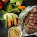 Recentemente, pesquisadores da Weill Cornell Medicine, nos Estados Unidos, divulgaram um estudo significativo sobre a relação entre o ácido linoleico e o câncer de mama triplo negativo. O ácido linoleico é predominante em óleos vegetais como o de soja e cártamo, amplamente utilizados nas cozinhas brasileiras. A pesquisa revelou uma ligação entre esse ácido graxo ômega-6 e o desenvolvimento de tumores agressivos. A pesquisa detalha que o ácido linoleico ativa uma via celular chamada mTORC1, fundamental para o crescimento celular, por meio da proteína FABP5. Consequências potenciais do ácido linoleico A comprovação se deu a partir de experimentos com camundongos e culturas de células, mostrando-se relevante exclusivamente em tumores de mama triplo negativo, que não respondem bem a tratamentos convencionais. Além do efeito no câncer de mama, o mesmo mecanismo de sinalização pode estar ligado a outros cânceres agressivos, como o de próstata. As implicações do ácido linoleico não se restringem apenas ao câncer; seu papel em doenças crônicas, como obesidade e diabetes, também está sendo investigado devido ao seu impacto em funções metabólicas críticas. Moderação no consumo de óleos de semente O estudo não impõe a eliminação dos óleos de semente, mas alerta para a importância da moderação, especialmente em indivíduos com predisposição a cânceres agressivos. Pesquisas futuras visam compreender se a redução do ácido linoleico pode beneficiar o tratamento e a progressão do câncer, explorando estratégias alimentares mais seguras. Embora o estudo não conclua categoricamente que os óleos vegetais causam câncer, ele lança luz sobre como a dieta pode influenciar a saúde. O equilíbrio entre ômega-6 e ômega-3 é recomendado, promovendo o consumo de alimentos como peixes e sementes de linhaça. Com base nas conclusões, especialistas reforçam a importância da moderação e da escolha consciente dos alimentos, evitando excessos. Essa abordagem visa não só à manutenção da saúde geral, mas também à contribuição para protocolos de prevenção e tratamento de doenças complexas. A partir dessa pesquisa, publicada na revista Science, a comunidade científica busca aprofundar o conhecimento sobre os impactos do ácido linoleico, com expectativas de que futuros estudos ajudem a moldar diretrizes dietéticas mais precisas e eficazes.