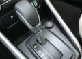 Desligar um carro automático pode parecer uma tarefa simples, mas se não for feito corretamente, pode causar danos significativos à transmissão e resultar em altos custos. Com a crescente popularidade dos carros automáticos no Brasil, é essencial que motoristas compreendam a maneira correta de desligar esses veículos para evitar prejuízos. Cometer erros como engatar a marcha em "P" (Parking) antes de o carro estar completamente parado pode comprometer o funcionamento a longo prazo. Entendendo os Riscos Os problemas ao desligar um carro automático de forma inadequada não se limitam apenas à transmissão. Engates errados podem causar trancos e desgastes prematuros. Em declives, acionar o "P" antes do freio de mão pode sobrecarregar o sistema, levando a avarias. Além disso, motoristas de carros com motor turbo devem esperar alguns segundos antes de desligar o motor para proteger o sistema de lubrificação. Procedimento Correto para Desligar Para garantir a segurança e a longevidade da transmissão, siga o procedimento correto de desligamento: Certifique-se de que o veículo está totalmente parado. Mantenha o pé no freio e mude a alavanca para "N" (Neutro). Acione o freio de mão, garantindo que o peso do carro seja suportado adequadamente. Engate a alavanca em "P". Desligue o motor. Esta sequência não só preserva a transmissão como também aumenta a segurança ao estacionar. Evitando Falhas Futuras Entender os riscos associados ao desligamento inadequado ajuda a evitar falhas no carro. Práticas incorretas podem afetar componentes elétricos e resultar em mensagens de erro no painel. O uso correto da posição "N" e a sequência apropriada são essenciais para evitar trancos em superfícies inclinadas e para preservar o funcionamento do veículo. Benefícios de Pequenos Cuidados Adotar práticas corretas ao desligar um carro automático é mais do que uma questão de evitar reparos dispendiosos. É um investimento na longevidade e eficiência do veículo. Com motoristas cada vez mais optando por modelos automáticos, o conhecimento das melhores práticas de desligamento se torna indispensável. Informações adequadas e a implementação desses cuidados no dia a dia podem prevenir muitos problemas futuros e garantir que seu carro esteja sempre em ótimas condições de uso. Em outubro de 2023, o aumento da frota de veículos automáticos no Brasil destaca a importância de seguir esses passos corretos de desligamento. Proteger seu investimento e garantir uma condução mais tranquila são razões suficientes para adotar essas práticas.
