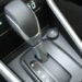 Desligar um carro automático pode parecer uma tarefa simples, mas se não for feito corretamente, pode causar danos significativos à transmissão e resultar em altos custos. Com a crescente popularidade dos carros automáticos no Brasil, é essencial que motoristas compreendam a maneira correta de desligar esses veículos para evitar prejuízos. Cometer erros como engatar a marcha em "P" (Parking) antes de o carro estar completamente parado pode comprometer o funcionamento a longo prazo. Entendendo os Riscos Os problemas ao desligar um carro automático de forma inadequada não se limitam apenas à transmissão. Engates errados podem causar trancos e desgastes prematuros. Em declives, acionar o "P" antes do freio de mão pode sobrecarregar o sistema, levando a avarias. Além disso, motoristas de carros com motor turbo devem esperar alguns segundos antes de desligar o motor para proteger o sistema de lubrificação. Procedimento Correto para Desligar Para garantir a segurança e a longevidade da transmissão, siga o procedimento correto de desligamento: Certifique-se de que o veículo está totalmente parado. Mantenha o pé no freio e mude a alavanca para "N" (Neutro). Acione o freio de mão, garantindo que o peso do carro seja suportado adequadamente. Engate a alavanca em "P". Desligue o motor. Esta sequência não só preserva a transmissão como também aumenta a segurança ao estacionar. Evitando Falhas Futuras Entender os riscos associados ao desligamento inadequado ajuda a evitar falhas no carro. Práticas incorretas podem afetar componentes elétricos e resultar em mensagens de erro no painel. O uso correto da posição "N" e a sequência apropriada são essenciais para evitar trancos em superfícies inclinadas e para preservar o funcionamento do veículo. Benefícios de Pequenos Cuidados Adotar práticas corretas ao desligar um carro automático é mais do que uma questão de evitar reparos dispendiosos. É um investimento na longevidade e eficiência do veículo. Com motoristas cada vez mais optando por modelos automáticos, o conhecimento das melhores práticas de desligamento se torna indispensável. Informações adequadas e a implementação desses cuidados no dia a dia podem prevenir muitos problemas futuros e garantir que seu carro esteja sempre em ótimas condições de uso. Em outubro de 2023, o aumento da frota de veículos automáticos no Brasil destaca a importância de seguir esses passos corretos de desligamento. Proteger seu investimento e garantir uma condução mais tranquila são razões suficientes para adotar essas práticas.