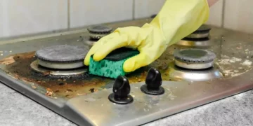 Elimine manchas e gordura do fogão com essas técnicas