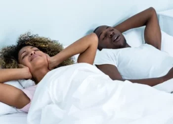 Falar dormindo é normal? Veja a explicação científica
