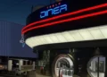Elon Musk inaugura restaurante futurista com robôs atendentes