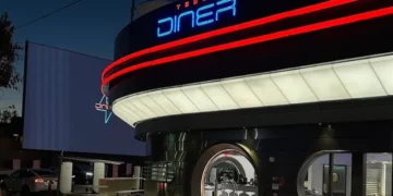Elon Musk inaugura restaurante futurista com robôs atendentes