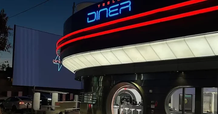 Elon Musk inaugura restaurante futurista com robôs atendentes