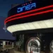 Elon Musk inaugura restaurante futurista com robôs atendentes