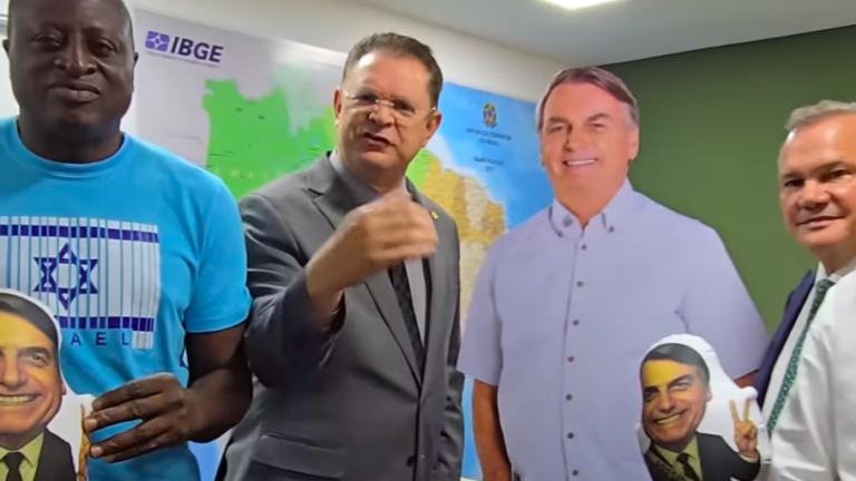 Bolsonaro de papelão