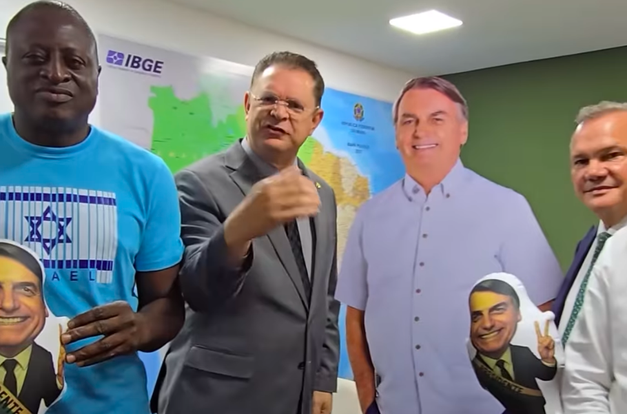 Bolsonaro de papelão