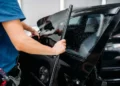 A tecnologia de vidro eletrocrômico, desenvolvida por empresas como a AGC sendo aplicada pela Toyota, marca um avanço significativo em janelas inteligentes, permitindo a modificação de sua transparência através de impulsos elétricos. Esta inovação, lançada em 2023, está redefinindo a eficiência energética e a privacidade em edifícios e veículos de luxo, como o Toyota Century, onde já é utilizada para reduzir a necessidade de películas adesivas. Funcionamento do vidro eletrocrômico O vidro eletrocrômico opera com base em óxidos de metais de transição. Quando uma tensão elétrica é aplicada, estes materiais mudam suas propriedades ópticas, ajustando-se de transparente a opaco conforme necessário. Isso garante versatilidade ao controlar a quantidade de luz e calor que o vidro permite entrar, ajustando-se automaticamente para aumentar a eficiência energética. Aplicações diversificadas Os usos do vidro eletrocrômico são amplos. Em edifícios, esse tipo de vidro ajuda a gerenciar a luz natural, reduzindo os gastos com ar-condicionado, como demonstrado por estudos que mostram economia de até 25% em energia. No setor automotivo, especialmente em modelos como o Toyota Century, o vidro oferece privacidade e conforto térmico avançados, além de um design elegante que elimina a exigência de insulfilm. Futuro da tecnologia eletrocrômica O mercado de vidros inteligentes está crescendo, com uma projeção de alcançar US$ 8,2 bilhões até 2030. As melhorias contínuas na eficiência e na redução de custos de produção devem ampliar seu uso. A integração com automação residencial também está sendo considerada um próximo passo importante para a popularização desse tipo de vidro, promovendo um avanço constante em sustentabilidade e conforto. No Brasil, a tendência já se observa em projetos de alto padrão, sinalizando um futuro onde essa tecnologia será cada vez mais comum.