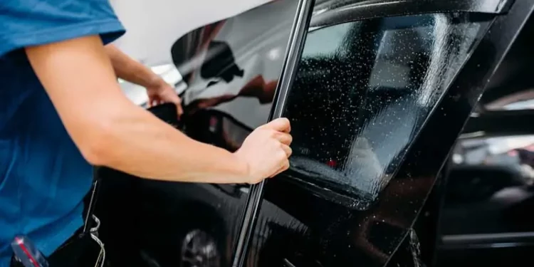 A tecnologia de vidro eletrocrômico, desenvolvida por empresas como a AGC sendo aplicada pela Toyota, marca um avanço significativo em janelas inteligentes, permitindo a modificação de sua transparência através de impulsos elétricos. Esta inovação, lançada em 2023, está redefinindo a eficiência energética e a privacidade em edifícios e veículos de luxo, como o Toyota Century, onde já é utilizada para reduzir a necessidade de películas adesivas. Funcionamento do vidro eletrocrômico O vidro eletrocrômico opera com base em óxidos de metais de transição. Quando uma tensão elétrica é aplicada, estes materiais mudam suas propriedades ópticas, ajustando-se de transparente a opaco conforme necessário. Isso garante versatilidade ao controlar a quantidade de luz e calor que o vidro permite entrar, ajustando-se automaticamente para aumentar a eficiência energética. Aplicações diversificadas Os usos do vidro eletrocrômico são amplos. Em edifícios, esse tipo de vidro ajuda a gerenciar a luz natural, reduzindo os gastos com ar-condicionado, como demonstrado por estudos que mostram economia de até 25% em energia. No setor automotivo, especialmente em modelos como o Toyota Century, o vidro oferece privacidade e conforto térmico avançados, além de um design elegante que elimina a exigência de insulfilm. Futuro da tecnologia eletrocrômica O mercado de vidros inteligentes está crescendo, com uma projeção de alcançar US$ 8,2 bilhões até 2030. As melhorias contínuas na eficiência e na redução de custos de produção devem ampliar seu uso. A integração com automação residencial também está sendo considerada um próximo passo importante para a popularização desse tipo de vidro, promovendo um avanço constante em sustentabilidade e conforto. No Brasil, a tendência já se observa em projetos de alto padrão, sinalizando um futuro onde essa tecnologia será cada vez mais comum.