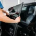A tecnologia de vidro eletrocrômico, desenvolvida por empresas como a AGC sendo aplicada pela Toyota, marca um avanço significativo em janelas inteligentes, permitindo a modificação de sua transparência através de impulsos elétricos. Esta inovação, lançada em 2023, está redefinindo a eficiência energética e a privacidade em edifícios e veículos de luxo, como o Toyota Century, onde já é utilizada para reduzir a necessidade de películas adesivas. Funcionamento do vidro eletrocrômico O vidro eletrocrômico opera com base em óxidos de metais de transição. Quando uma tensão elétrica é aplicada, estes materiais mudam suas propriedades ópticas, ajustando-se de transparente a opaco conforme necessário. Isso garante versatilidade ao controlar a quantidade de luz e calor que o vidro permite entrar, ajustando-se automaticamente para aumentar a eficiência energética. Aplicações diversificadas Os usos do vidro eletrocrômico são amplos. Em edifícios, esse tipo de vidro ajuda a gerenciar a luz natural, reduzindo os gastos com ar-condicionado, como demonstrado por estudos que mostram economia de até 25% em energia. No setor automotivo, especialmente em modelos como o Toyota Century, o vidro oferece privacidade e conforto térmico avançados, além de um design elegante que elimina a exigência de insulfilm. Futuro da tecnologia eletrocrômica O mercado de vidros inteligentes está crescendo, com uma projeção de alcançar US$ 8,2 bilhões até 2030. As melhorias contínuas na eficiência e na redução de custos de produção devem ampliar seu uso. A integração com automação residencial também está sendo considerada um próximo passo importante para a popularização desse tipo de vidro, promovendo um avanço constante em sustentabilidade e conforto. No Brasil, a tendência já se observa em projetos de alto padrão, sinalizando um futuro onde essa tecnologia será cada vez mais comum.