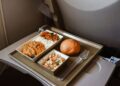 O que não comer de jeito nenhum no avião, segundo as aeromoças