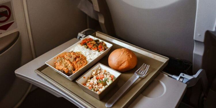O que não comer de jeito nenhum no avião, segundo as aeromoças