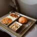 O que não comer de jeito nenhum no avião, segundo as aeromoças