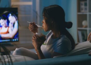 Comer na frente da TV pode destruir sua saúde sem você perceber