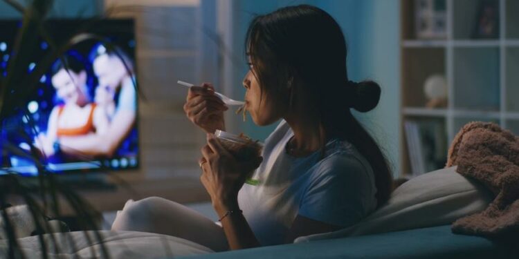 Comer na frente da TV pode destruir sua saúde sem você perceber