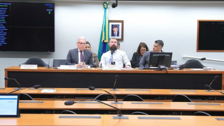 Comissão convoca reunião para votar moção de solidariedade a Bolsonaro
