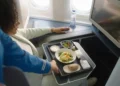Alimentos que você deve evitar comer em um avião