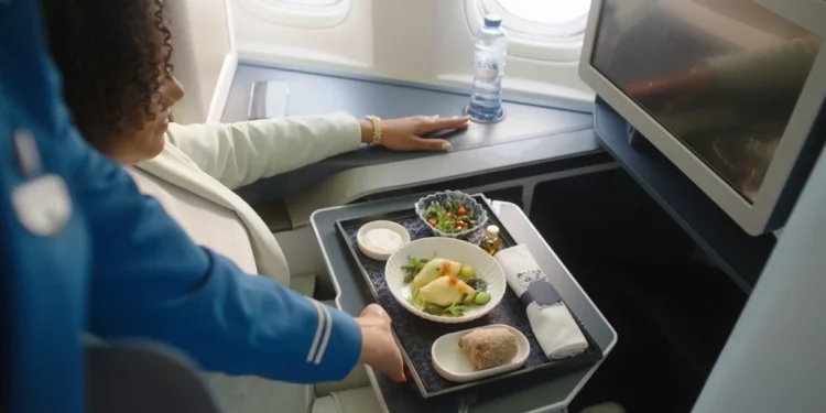 Alimentos que você deve evitar comer em um avião