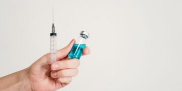 Nova vacina contra o câncer será distribuída gratuitamente nesse país da Europa