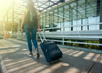 É melhor evitar: Roupas que você jamais deve usar em voos, segundo as aeromoças