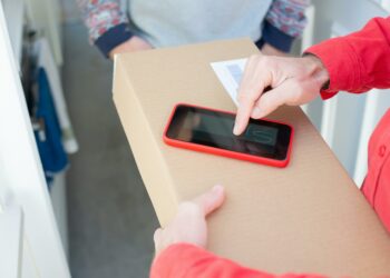 Por que motoristas de aplicativo estão trocando corridas por entregas?