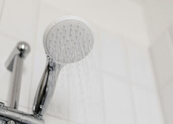 Tomar banho gelado no frio pode ser a solução dos seus problemas de saúde