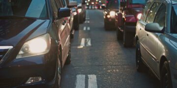 Motoristas são multados sem perceber por novo radar "invisível" do governo